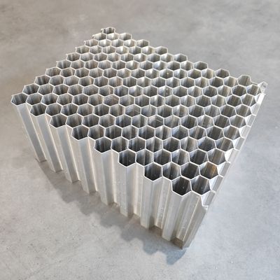 गुणवत्ता  Two Piece Adhesive Type Aluminum Honeycomb Core Used In Deformable Crash Test Barriers कारखाना