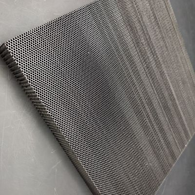 0.8 मिमी छोटे सेल आकार उच्च शक्ति के साथ स्टेनलेस मधुमक्खी के छल्ले वेंटिलेशन पैनल