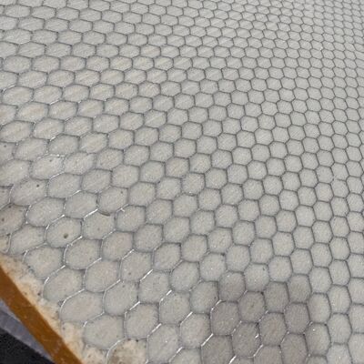 एल्यूमीनियम मधुमक्खी के मूल को उच्च मध्यम और निम्न घनत्व वाली फोम सामग्री से भरा जा सकता है