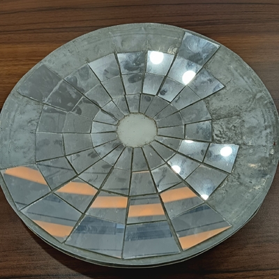 हल्के और उच्च-शक्ति वाले एल्यूमीनियम हनीकॉम्ब पैनलों का उपयोग सौर पैनलों पर किया जाता है